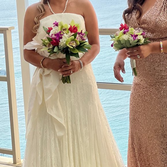 Off White Lace Feminine Vera Wang Wedding Dress